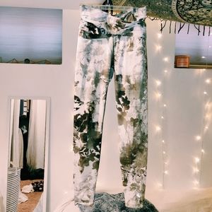 Patterned form fitting leggings